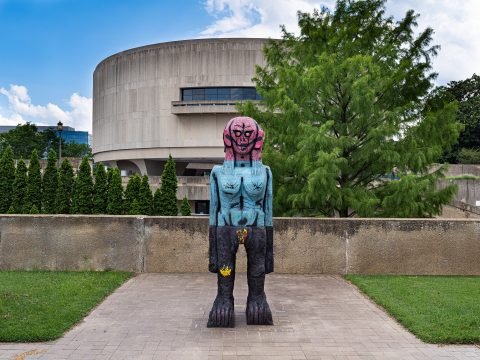 Huma Bhabha, We Come in Peace, 2018. Installed in the Hirshhorn Sculpture Garden July 2020. Photo by William Andrews.