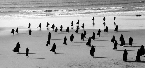 Shirin Neshat, Rapture Series, 1999. Photograph taken by Larry Barns. © Shirin Neshat. Courtesy Gladstone Gallery, New York and Brussels