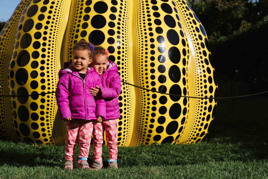 Children in front of the Yayoi Kusama Pumpkin